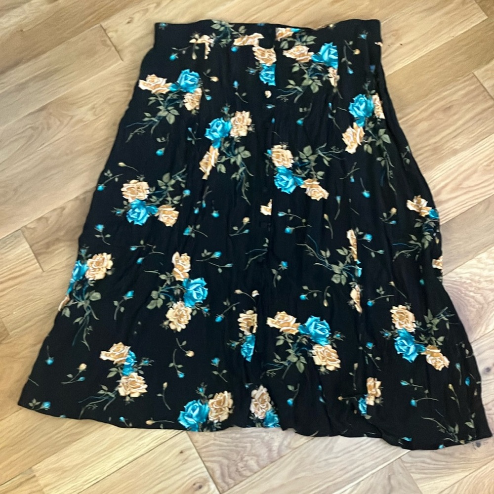 Plus 90s  Black Floral A-Line Skirt buttons 22/24